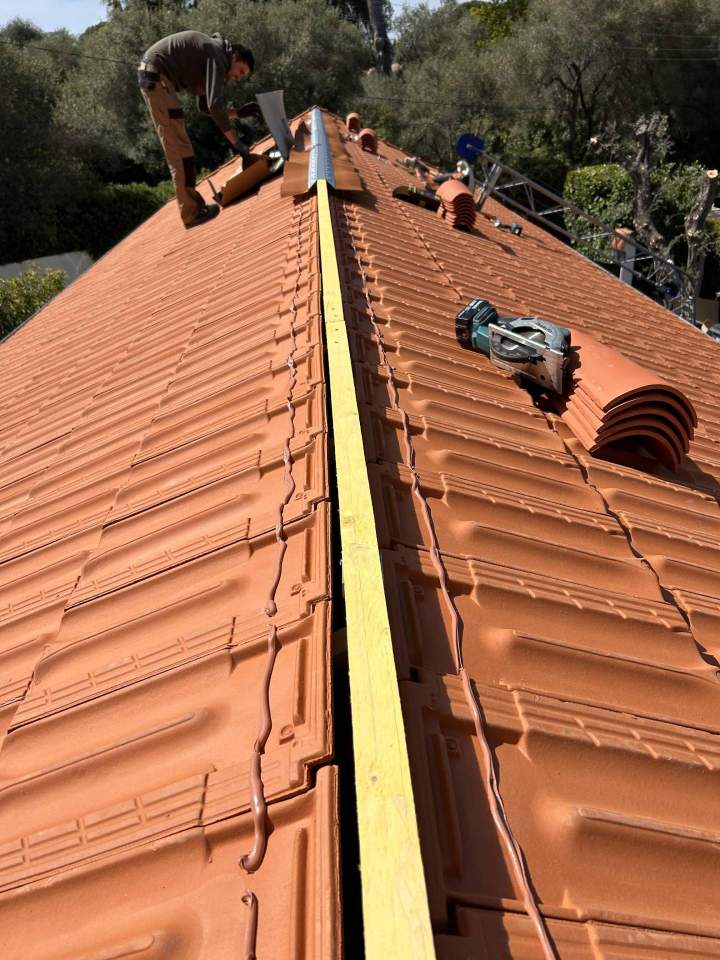 Installation bande de faîtage en cours Saint-Laurent-du-Var